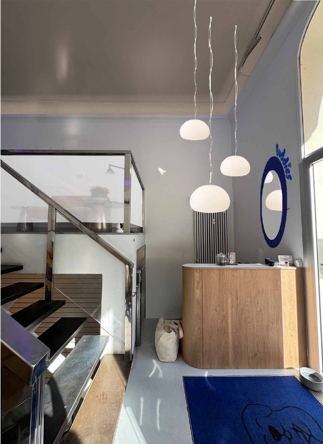 Empfangstheke aus Eiche mit Buddies-Spiegel und blauer Fußmatte im Salon Schwabing