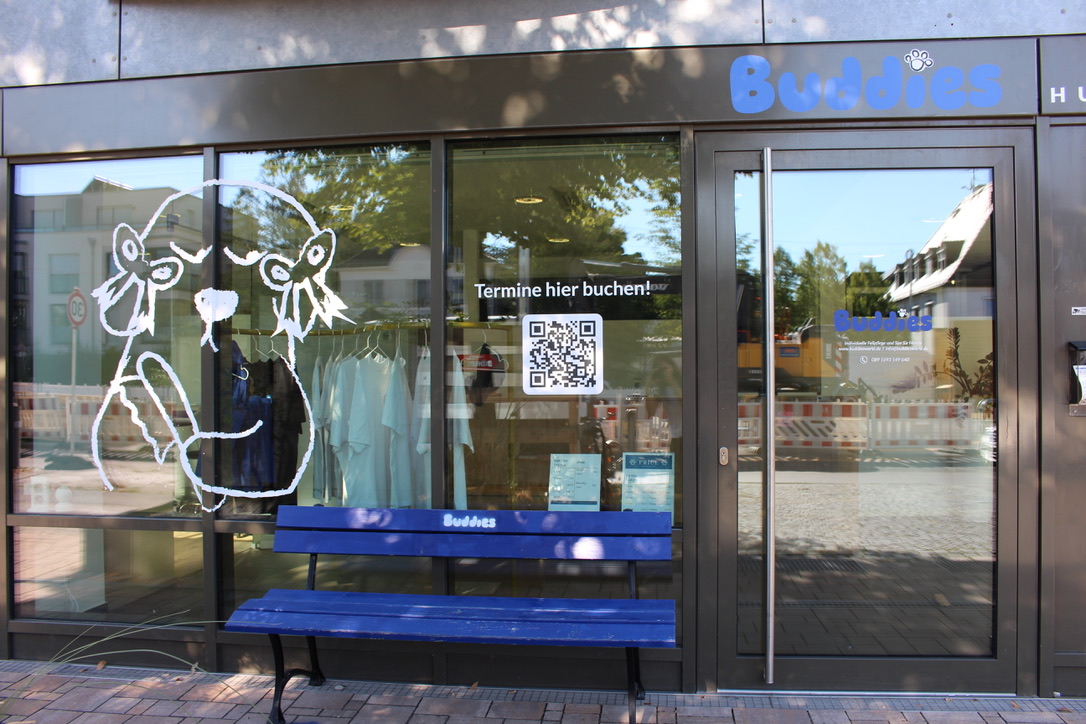 Blaue Buddies Bank vor dem Salon in Hadern