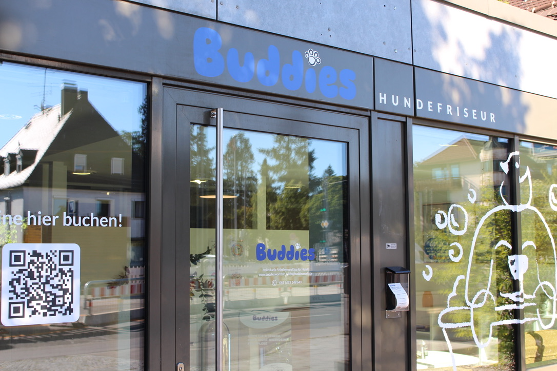 Eingang des Buddies Salons Hadern mit Logo über der Tür