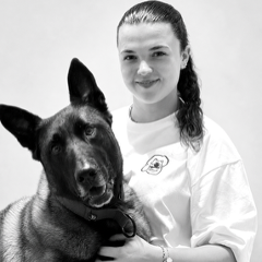 Laura Schwaiger, Leiterin der Hundebetreuung, mit einem Schäferhund